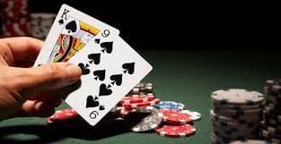 Antarmuka aplikasi untung 308 menampilkan live dealer tables dan opsi sportsbook